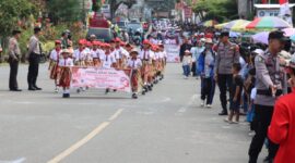 Peserta gerak jalan tingkat pelajar memeriahkan HUT RI ke-80 dengan pengamanan ketat personel Polres Tana Toraja di sepanjang jalur utama, Makale, Tana Toraja, Kamis (21/8/2025) (Foto: Humas).