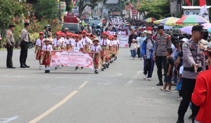 Peserta gerak jalan tingkat pelajar memeriahkan HUT RI ke-80 dengan pengamanan ketat personel Polres Tana Toraja di sepanjang jalur utama, Makale, Tana Toraja, Kamis (21/8/2025) (Foto: Humas).