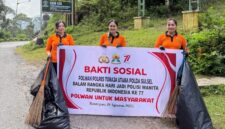 Polwan Polres Toraja Utara menggelar aksi bakti sosial membagikan sembako dan aksi pungut sampah dalam rangka HUT Polwan ke-77. di Hutan Lindung Pinus yang letaknya berada di wilayah Kecamatan Tondon jalan penghubung Rantepao-Palopo (Kaleakan), Senin (25/8/2025) (Foto: Humas).