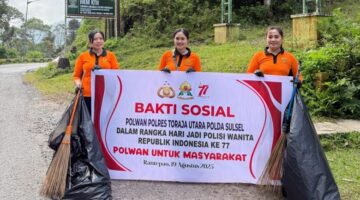 Polwan Polres Toraja Utara menggelar aksi bakti sosial membagikan sembako dan aksi pungut sampah dalam rangka HUT Polwan ke-77. di Hutan Lindung Pinus yang letaknya berada di wilayah Kecamatan Tondon jalan penghubung Rantepao-Palopo (Kaleakan), Senin (25/8/2025) (Foto: Humas).