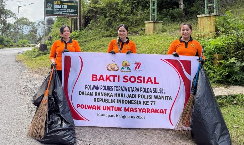 Polwan Polres Toraja Utara menggelar aksi bakti sosial membagikan sembako dan aksi pungut sampah dalam rangka HUT Polwan ke-77. di Hutan Lindung Pinus yang letaknya berada di wilayah Kecamatan Tondon jalan penghubung Rantepao-Palopo (Kaleakan), Senin (25/8/2025) (Foto: Humas).