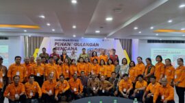 Peserta Bimtek Penanggulangan Bencana bersama Bupati Toraja Utara Frederick Victor Palimbong dan jajaran BPBD Toraja Utara berfoto bersama usai pembukaan kegiatan di Royal Bay Hotel, Makassar, Senin (8/9/2025) (Foto: Humas).