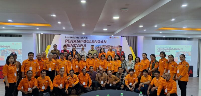 Peserta Bimtek Penanggulangan Bencana bersama Bupati Toraja Utara Frederick Victor Palimbong dan jajaran BPBD Toraja Utara berfoto bersama usai pembukaan kegiatan di Royal Bay Hotel, Makassar, Senin (8/9/2025) (Foto: Humas).