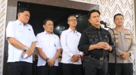 Menteri Koordinator Bidang Hukum, HAM, Imigrasi, dan Pemasyarakatan (Kumham Imipas) Yusril Ihza Mahendra memberikan keterangan pers didampingi Kapolrestabes Makassar usai meninjau tahanan kerusuhan, Mapolrestabes Makassar, Kamis (11/9/2025) (Foto: Arya).