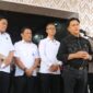 Menteri Koordinator Bidang Hukum, HAM, Imigrasi, dan Pemasyarakatan (Kumham Imipas) Yusril Ihza Mahendra memberikan keterangan pers didampingi Kapolrestabes Makassar usai meninjau tahanan kerusuhan, Mapolrestabes Makassar, Kamis (11/9/2025) (Foto: Arya).