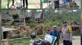 Bhabinkamtibmas Polsek Sanggalangi’ Bripka Muh. Jufri Lisaw saat menyerahkan pupuk gratis kepada warga binaannya sebagai dukungan ketahanan pangan, Toraja Utara, Jumat (19/09/2025) (Foto: Humas).