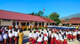 Kapolsek Sesean IPTU Anthon Tonapa bersama jajarannya saat menggelar program edukasi “Police Goes to School” dengan menyambangi dua sekolah di wilayah Lembang Bori Ranteletok, Kecamatan Sesean, Selasa (23/09/2025) (Foto: Humas Polres).