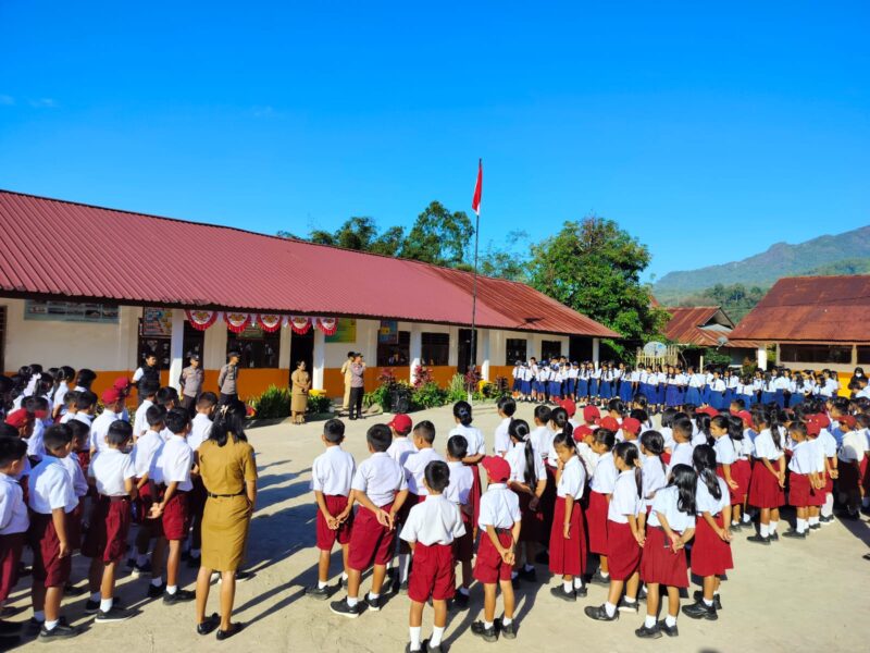 Kapolsek Sesean IPTU Anthon Tonapa bersama jajarannya saat menggelar program edukasi “Police Goes to School” dengan menyambangi dua sekolah di wilayah Lembang Bori Ranteletok, Kecamatan Sesean, Selasa (23/09/2025) (Foto: Humas Polres).