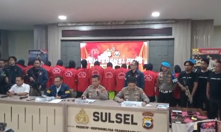 Kabid Humas Polda Sulsel Kombes Pol Didik Supranoto menjelaskan telah menetapkan 29 tersangka kerusuhan DPRD Makassar-Sulsel, 3 korban jiwa, kerugian ditaksir Rp253 miliar saat komperensi pers, Kamis (4/8/2025) (Foto: Arya).