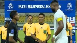 Kapten Persita Tangerang dan PSM Makassar berjabat tangan sebelum laga pekan kelima BRI Super League 2025/2026 di Banten International Stadium, Kamis (11/9/2025) (Foto: Istimewa).