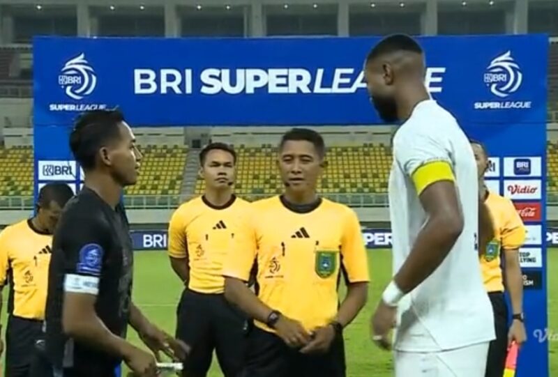 Kapten Persita Tangerang dan PSM Makassar berjabat tangan sebelum laga pekan kelima BRI Super League 2025/2026 di Banten International Stadium, Kamis (11/9/2025) (Foto: Istimewa).