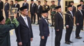 Presiden Prabowo melantik Jenderal TNI (Purn) Djamari Chaniago sebagai Menteri Koordinator Bidang Politik, Hukum, dan Keamanan (Menko Polkam) menggantikan Budi Gunawan di Istana Kepresidenan, Rabu (17/9/2025) (Foto: Istimewa).