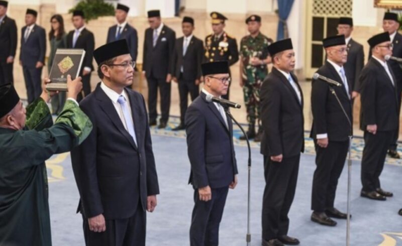 Presiden Prabowo melantik Jenderal TNI (Purn) Djamari Chaniago sebagai Menteri Koordinator Bidang Politik, Hukum, dan Keamanan (Menko Polkam) menggantikan Budi Gunawan di Istana Kepresidenan, Rabu (17/9/2025) (Foto: Istimewa).