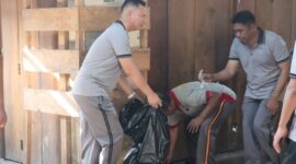 Kapolres Tana Toraja AKBP Budi Hermawan bersama personel Polres Tana Toraja saat kerja bakti membersihkan area Pasar Makale, Tana Toraja, Selasa (23/9/2025) (Foto: Humas).