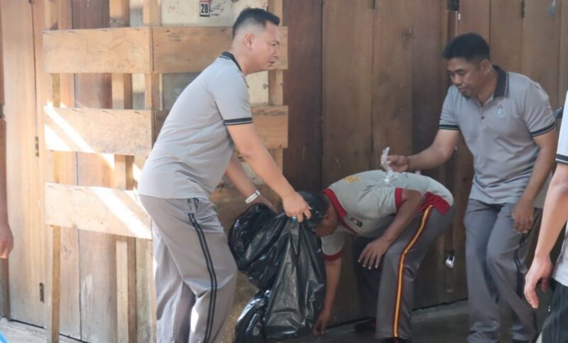 Kapolres Tana Toraja AKBP Budi Hermawan bersama personel Polres Tana Toraja saat kerja bakti membersihkan area Pasar Makale, Tana Toraja, Selasa (23/9/2025) (Foto: Humas).