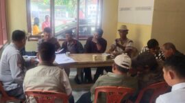 Proses mediasi antara pihak mantan suami dan keluarga mantan istri difasilitasi aparat kepolisian di Polsek Sopai, Toraja Utara, Minggu (28/9/2025) (Foto: Fred)