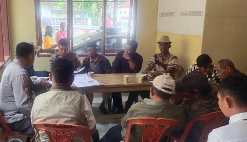 Proses mediasi antara pihak mantan suami dan keluarga mantan istri difasilitasi aparat kepolisian di Polsek Sopai, Toraja Utara, Minggu (28/9/2025) (Foto: Fred)