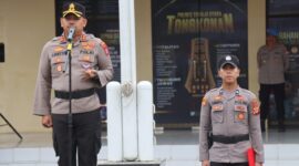 Kapolres Toraja Utara AKBP Stephanus Luckyto A.W., S.I.K., S.H., M.Si., saat memimpin apel jam pimpinan di halaman Mapolres Toraja Utara, Senin pagi (20/10/2025) (Foto: Humas).