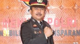 Kabag Ops Polres Tana Toraja, AKP Y. Tedang klarifikasi pernyataannya soal pajak mahasiswa yang viral di Makale, tegaskan negara tak pernah memajaki mahasiswa, dalam keterangannya di Mapolres Tana Toraja, Senin (6/10/2025) (Foto: Istimewa).