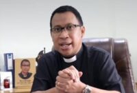 Pendeta Alfred Anggui menyampaikan pesan moral terkait maraknya judi sabung ayam melalui rekaman pribadi di kanal resmi gereja, Toraja Utara, Sabtu (22/11/2025) (Foto: Istimewa)