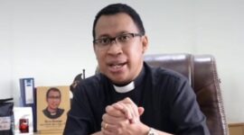 Pendeta Alfred Anggui menyampaikan pesan moral terkait maraknya judi sabung ayam melalui rekaman pribadi di kanal resmi gereja, Toraja Utara, Sabtu (22/11/2025) (Foto: Istimewa)