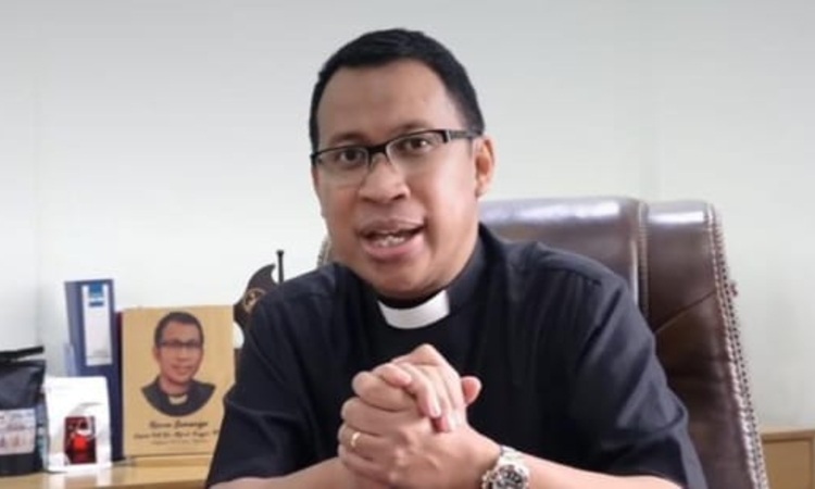 Pendeta Alfred Anggui menyampaikan pesan moral terkait maraknya judi sabung ayam melalui rekaman pribadi di kanal resmi gereja, Toraja Utara, Sabtu (22/11/2025) (Foto: Istimewa)
