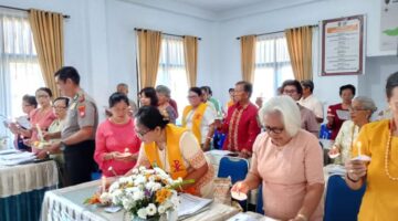 Ibadah Natal PWRI Kabupaten Tana Toraja berlangsung khidmat dengan puji-pujian dan firman Tuhan yang meneguhkan iman serta persatuan anggota, Kelurahan Bombongan, Makale, Senin (5/1/2026) (Foto: Istimewa).