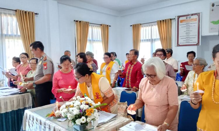 Ibadah Natal PWRI Kabupaten Tana Toraja berlangsung khidmat dengan puji-pujian dan firman Tuhan yang meneguhkan iman serta persatuan anggota, Kelurahan Bombongan, Makale, Senin (5/1/2026) (Foto: Istimewa).