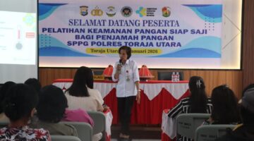 Pemaparan materi keamanan pangan oleh pemateri dari Dinas Kesehatan kepada relawan dapur SPPG Polri dalam pelatihan keamanan pangan siap saji, Aula Mapolres Toraja Utara, Selasa (13/01/2026) (Foto: Istimewa).