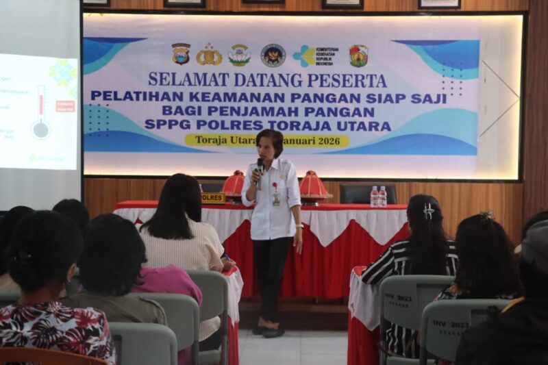 Pemaparan materi keamanan pangan oleh pemateri dari Dinas Kesehatan kepada relawan dapur SPPG Polri dalam pelatihan keamanan pangan siap saji, Aula Mapolres Toraja Utara, Selasa (13/01/2026) (Foto: Istimewa).